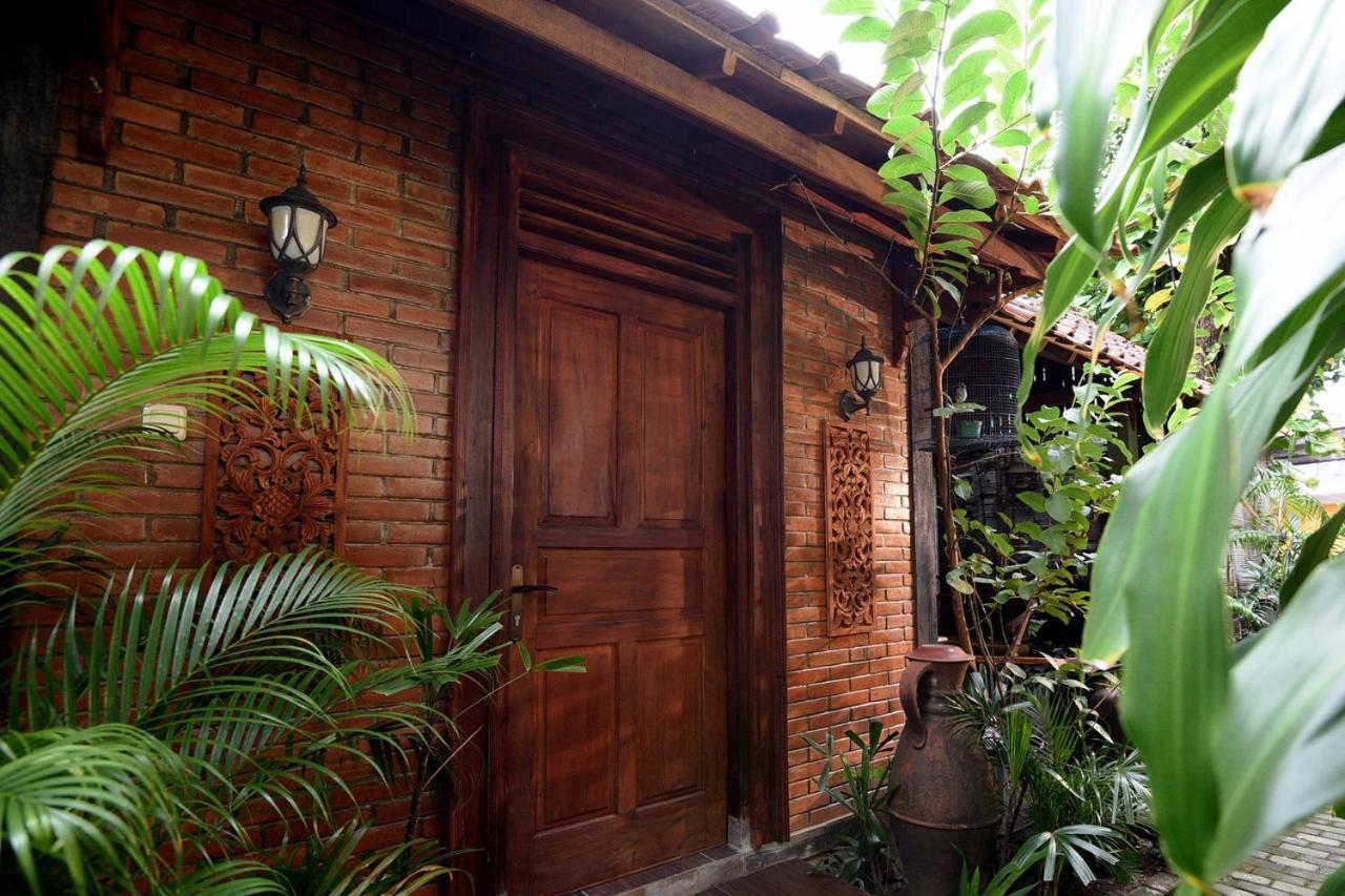 Ndalem Maharani Guest House ジョグジャカルタ エクステリア 写真